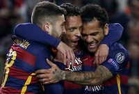 Adriano merayakan gol bersama Jordi Alba dan Dani Alves. Paul Hanna/Reuters/detikFoto.