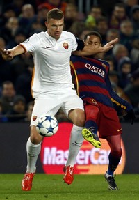 Edin Dzeko berebut bola dengan Neymar. Dalam pertandingan ini Dzeko berhasil memperkecil kedudukan di menit ke-90. Albert Gea/Reuters/detikFoto.
