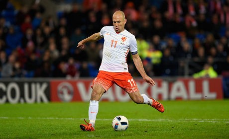 Van Gaal Memang Butuh Pemain Sayap, tapi Bukan Robben