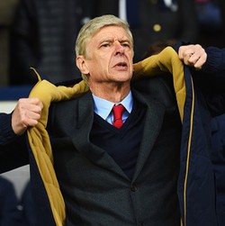 Dibilang Tak Suka Keluar Uang, Wenger Bergurau Ingin Traktir Wartawan