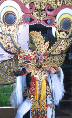 Artika Sari Devi Ikut Bantu Anindya Putri Packing untuk Miss Universe 2015