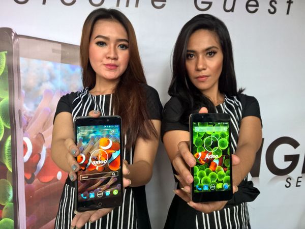 Melihat dari Dekat Duet Ponsel 4G Andalan Axioo