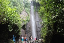 Asyiknya Main Air di Curug Nangka, Bogor