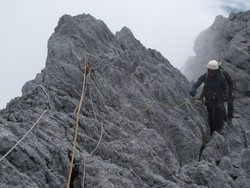 5 Siksaan Mendaki Puncak Tertinggi Indonesia