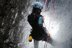 Kegiatan Ekstrem Baru di Bali, Menuruni Air Terjun Pakai Tali
