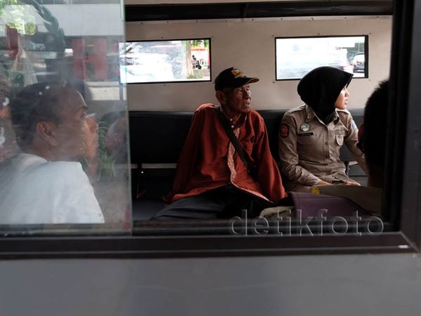 Razia di JPO Surabaya Agar Warga Nyaman