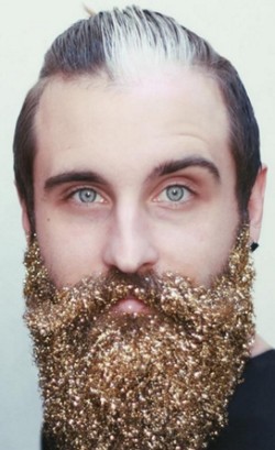 Jelang Natal, Pria-pria Mencoba Tren Hias Jenggot dengan Glitter