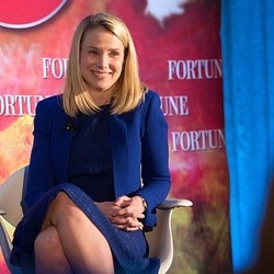 CEO Cantik Yahoo Didesak Mundur