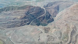 Melihat Tambang Berlian Pink dan Bukit Sarang Lebah Australia