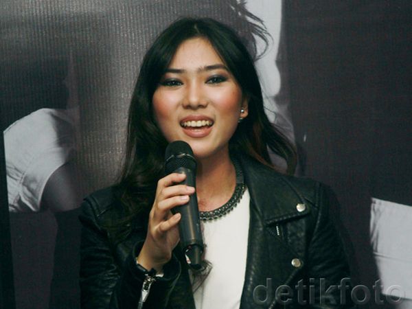 Tampil Nge-rock, Isyana Tetap Cantik