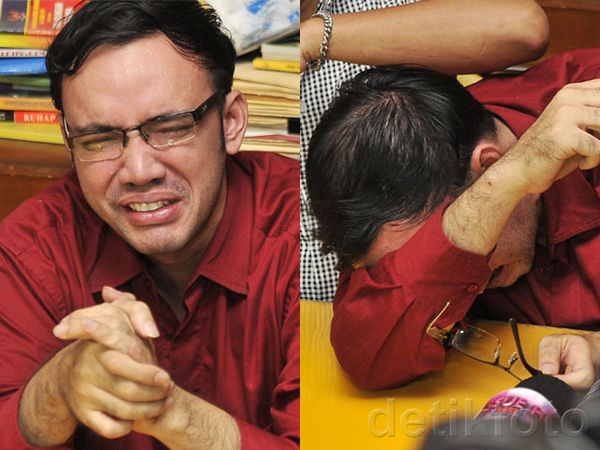 Digiring Polisi, Sandy Tumiwa Bercucuran Air Mata