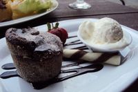 Enaknya Empal Suwir Burger dan Choco Lava Cake di Two Stories