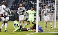 Kemenangan ini memastikan Juve lolos, sekaligus naik ke posisi pertama klasemen Grup D dengan nilai 11 dari lima laga. Andrew Couldridge/Reuters/detikcom.     