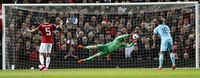     David De Gea berhasil menangkap bola yang mengarah ke gawangnya. Carl Recine/Reuters/detikFoto.