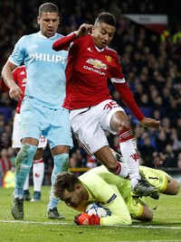 Jeroen Zoet berhasil mengamankan gawangnya dari serangan pemain Manchester United. Carl Recine/Reuters/detikFoto.