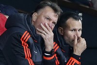 Louis van Gaal (kiri) tampak serius mengamati jalannya pertandingan. Dengan hasil imbang ini, United berada di posisi kedua dengan koleksi nilai 8. Sedangkan PSV berada di posisi ketiga dengan nilai 7. Carl Recine/Reuters/detikFoto.