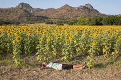 Satu Lagi Pose Unik untuk Foto Traveling: Rebahan