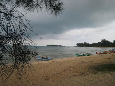 Mengintip Kecantikan Pantai Burung Mandi di Belitung