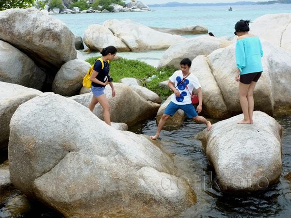Pesona Batu Pantai di Pulau Laskar Pelangi