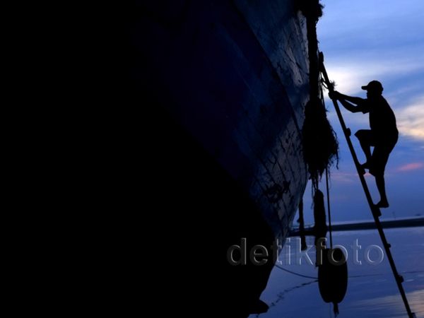 Kapal Pinisi Hiasi Senja di Pantai Tanjung Pendam