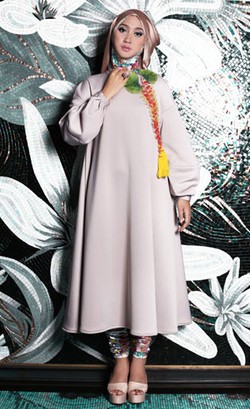 Pertamakali Pergi Umrah, Dian Pelangi Menangis Hingga Sujud di Kaki Ibu