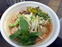 Khanom Chin, Laksa Berkuah Hangat dan Gurih dari Thailand