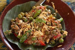 Sedap Mantap Ulukutek Leunca dan Oncom Plus Nasi Hangat untuk Makan Siang