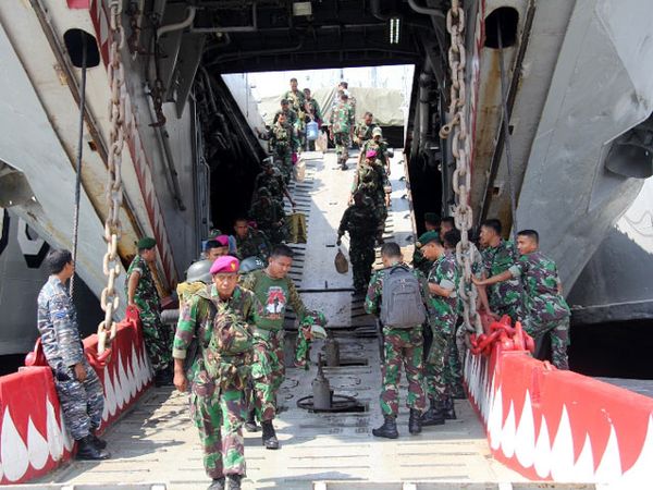KRI Teluk Amboina 503 Pulangkan Satgas Asap