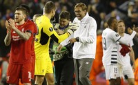 Juergen Klopp merayakan kemenangan bersama para pemain Liverpool. Dengan kemenangan ini, Liverpool naik ke posisi teratas klasemen Grup B dengan nilai 9 dari lima laga. Andrew Yates/Reuters/detikFoto.
