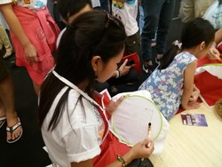 Warga Vietnam Senang Belajar Membatik di Wonderful Indonesia Festival