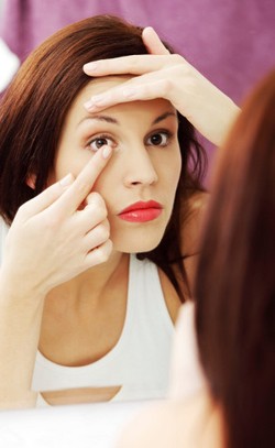 Kebiasaan Memakai Lensa Kontak yang Berbahaya Bagi Kesehatan Mata