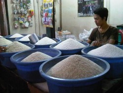 Beras Medium Melimpah di Karawang, Ini Kata Pedagang Cipinang