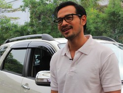 Ini Cara Oka Antara Usir Bosan di Mobil