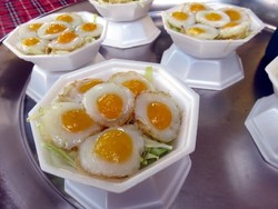 Khanom Krok dan Yam Khai Dao, Jajanan Kaki Lima yang Sedap di Bangkok