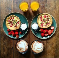 Wow, Dua Pria Ini Buat Sarapan Berbentuk Simetris Setiap Hari!