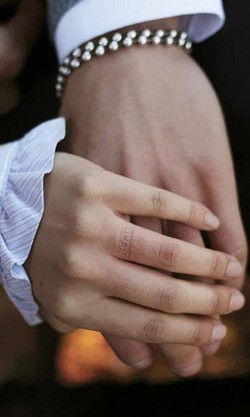 Unik, Cincin Ini Tinggalkan Pesan Khusus di Jari Pemakainya