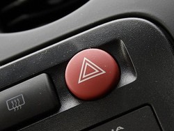 Jangan Pakai Lampu Hazard Saat Hujan, Bahaya Banget!