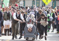 Festival Teraneh di AS, Dorong Peti Mati untuk Memperingati Hantu