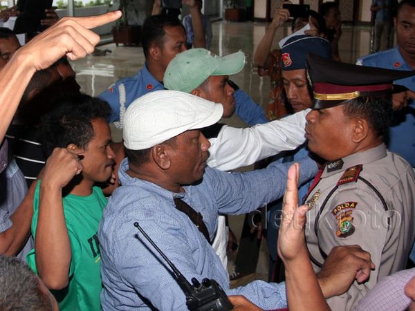 Belasan Orang Protes Kisruh Freeport di Gedung DPR