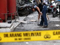 Olah TKP Material Bangunan Jatuh di Gedung Polhukam