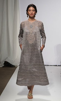 Sapto Djojokartiko Modernisasi Unsur Jawa dalam Koleksi Busana Terbaru