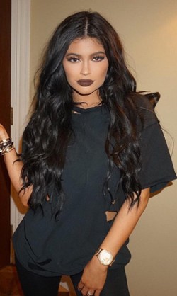 Setelah Rilis Hair Extension, Kylie Jenner Luncurkan Lipstik Cair Matte