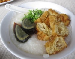 Slurrp, Gurihnya Bubur dengan Telur Pitan untuk Hidangan Malam