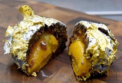 Mau Beli? Puding Natal Berhias Daun Emas Ini Dijual Rp 207 Juta!