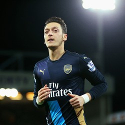 Sinar Oezil di Tengah Badai Cedera Arsenal