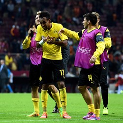 Aubameyang Melayang Lebih Tinggi