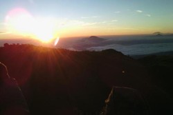 Semburat Cahaya Sunset Eksotis di Dieng