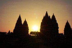 Senja yang Indah di Candi Prambanan