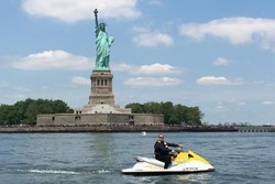 Beda, Keliling Patung Liberty AS Naik Jet Ski