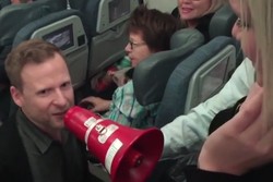 So Sweet! Pria Ini Lamar Pasangannya di Atas Pesawat